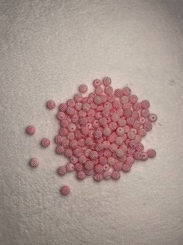 الادوات : خيط و مقص و الخرز 