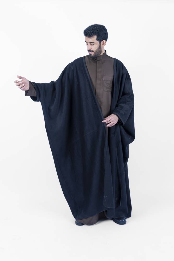 الجبة باللون الاسود 
