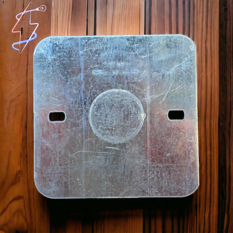 غطاء علبه حديد 7×7 فتحه 1/2