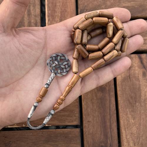 سبحة كوك طبيعي (خامة طبيعية) عدد الخرز 33 مقاس 6.5*15ملي بكركوشة فضة من طربزوني من تصميمنا 