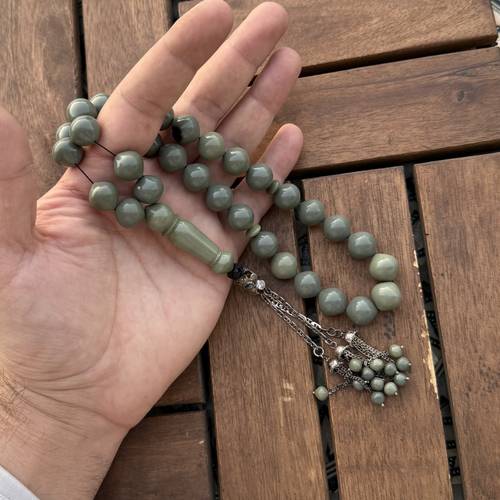بكلايت قديم مخروط من كور بلياردو (خامة مصنعة قديمة) عدد الخرز 33 مقاس الخرز 13ملي بكركوشة فضة مضاف اليه بالنهاية خرز صغير من نفس خامة السبحة 