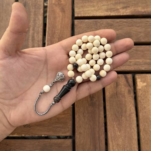 عاج بطقم قرن (خامة طبيعية) عدد الخرز 41 مقاس الخرز 9ملي بكركوشة فضة من تصميمنا وتنفيذنا الوزن الاجمالي 35جرام 