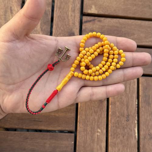 صب جديد ما يسمى سندلس (خامة مصنعة جديدة بجودة عالية) عدد الخرز 99 مقاس الخرز 5*4 ملي بكركوشة مجدولة من تفصيلنا مضاف اليه مجسم ميزان ⚖️ ملاحظة : السبحة ذات خرز صغير
