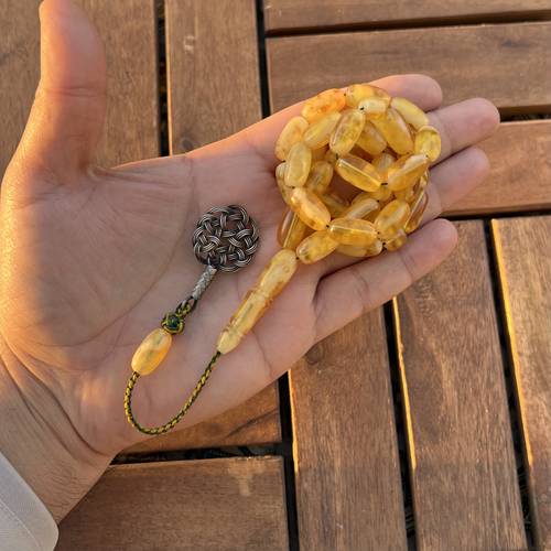سبحة كهرمان كبس (خامة طبيعية) عدد الخرز 33  مقاس 9*16ملي بكركوشة قماش من تفصيلنا مضاف اليه بالنهايه فضة موديل طربزوني