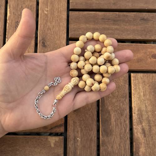 كوك ابيض (خامة طبيعية) عدد الخرز 45 مقاس الخرز 9.5ملي بكركوشة حديد من تصميمنا وتنفيذنا 