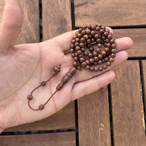 سبحة حجر جبل احد (خامة طبيعية) عدد الخرز 99 مقاس الخرز 6ملي (خراطة نظيفة جداً) 
