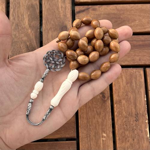 سبحة كوك بشاهد عظم (خامة طبيعية) عدد الخرز 33 مقاس 10*14ملي بكركوشة فضة طربزوني من تصميمنا