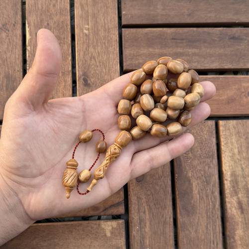 كوك (خامة طبيعية) عدد الخرز 33 مقاس الخرز 11*13ملي بطقم منقوش 