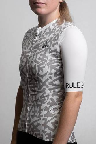 جيرسي نسائي Rule™ 28 Calligraphy - M - ابيض