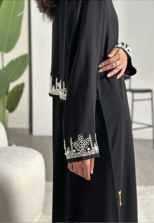 302# عباية تطريز من الخلف والاكمام