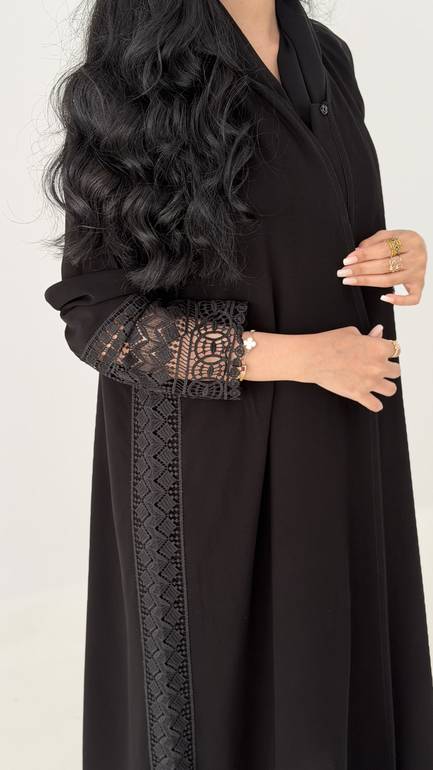 801# عباية سوداء مع كم جاكار