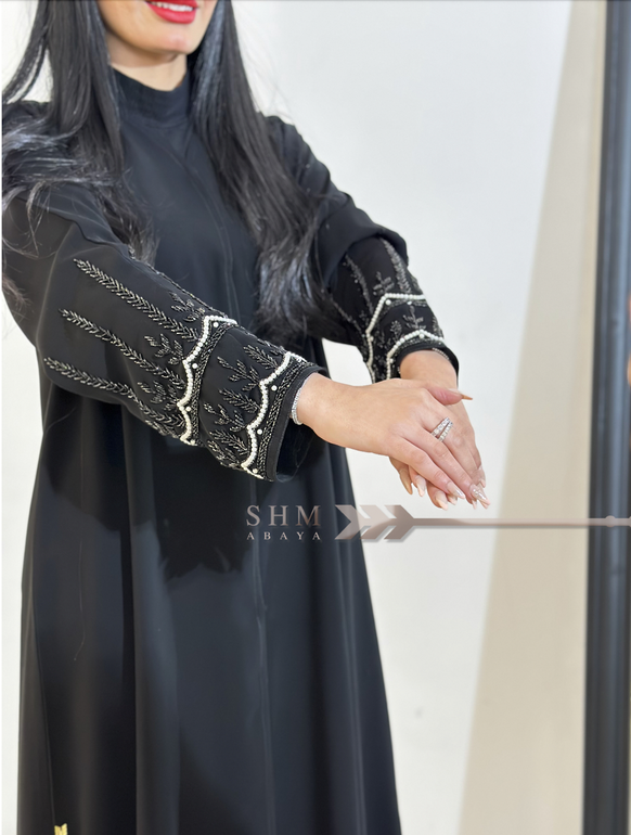 عباية بتطريز على الكم - اسود