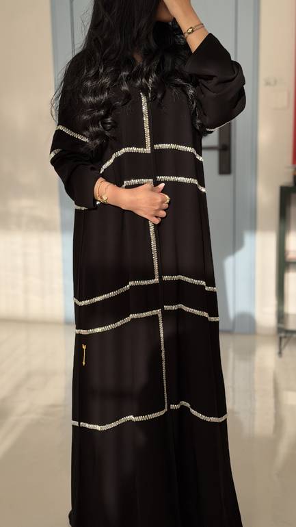 809# عباية بتطريز فضي