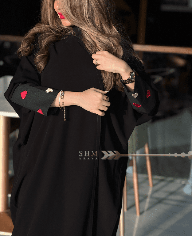 عباية سوداء بتطريز قلوب 