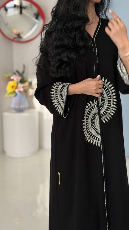 805# عباية بتطريز فضي