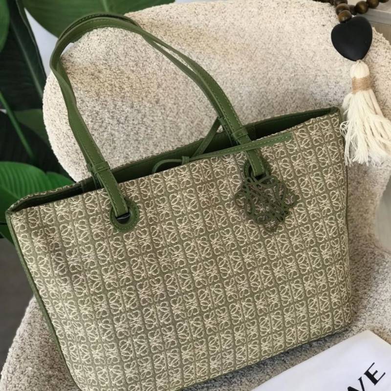 شنطة نسائية من ماركة لويفي LOEWE