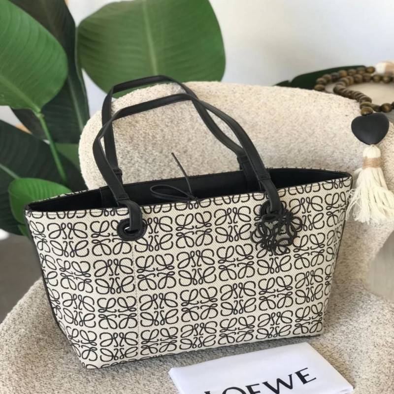 شنطة نسائية من ماركة لويفي LOEWE