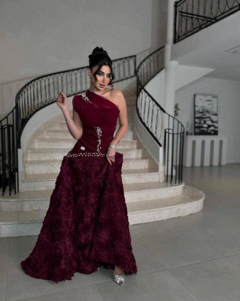 فستان سهرة ورود بارزة وكلوش