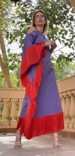 فستان لون بنفسجي مع هدب أحمر(فري سايز) الطول ١٤٠ سم محيط الصدر. ١١٥ سم