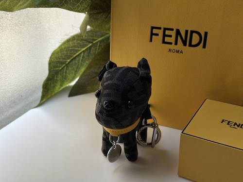 ميدالية دمية كلب فاخرة من FENDI