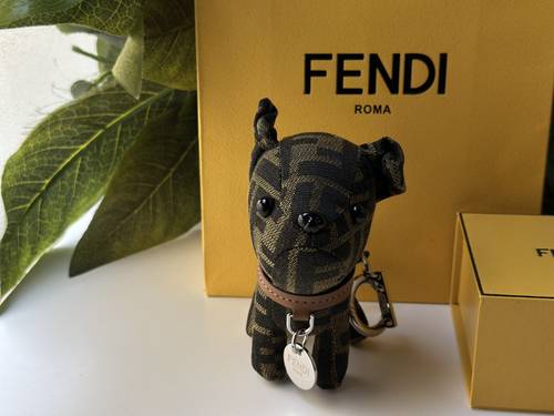 ميدالية دمية كلب فاخرة من FENDI