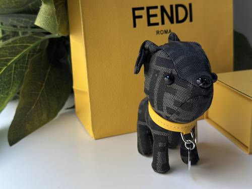 ميدالية دمية كلب فاخرة من FENDI