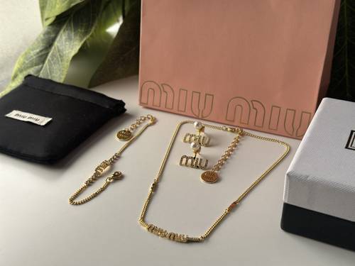 طقم ميو ميو