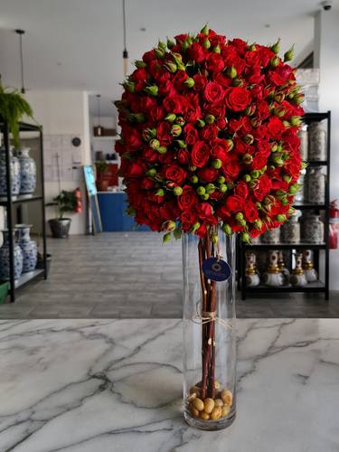 فازه زجاج مع 50 غصن بيبي جوري 