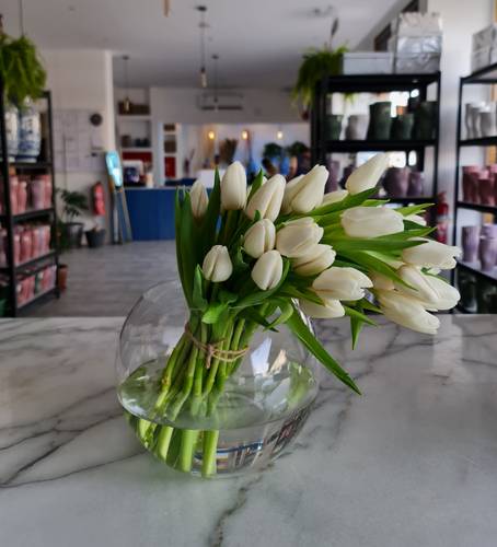 Glass Vase with tulips 