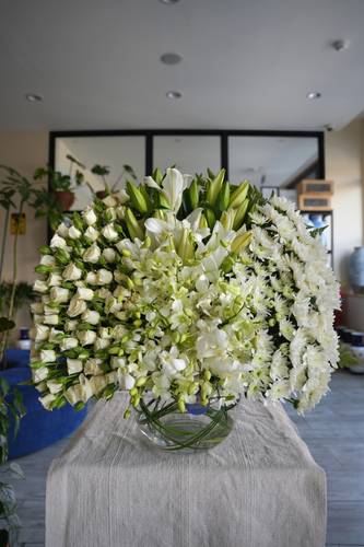  Glass Vase with mix flowers 
