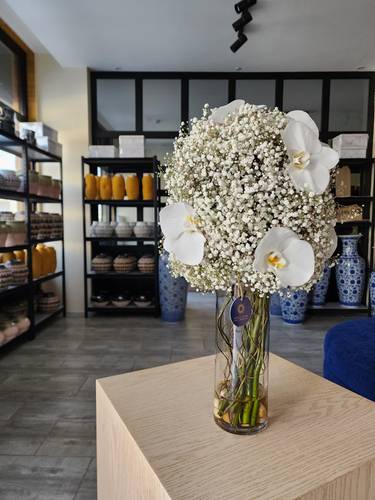 Glass vase mix flowers 