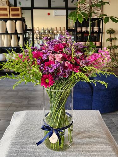 Glass vase mix flowers