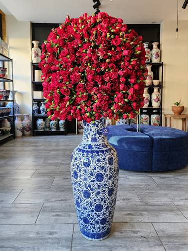 Blue vase 200 spray roses 