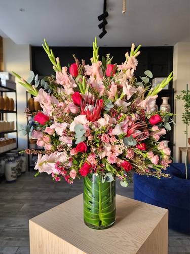 Glass vase mix flowers 