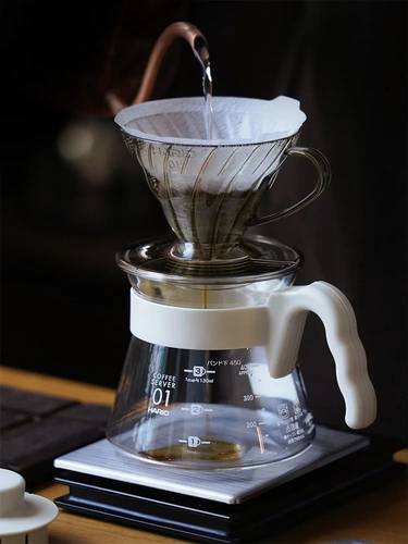 طقم قهوة هاريو V60 الإصدار المحدود للذكرى العشرين مع فلتر راتنجي وإبريق مشاركة ملون - عرض لفترة محدودة