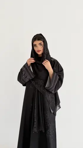 عباية طباعة: أناقة عصرية بلمسة فنية فريدة