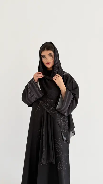 عباية طباعة: أناقة عصرية بلمسة فنية فريدة