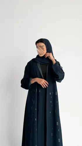 عباية نص كلوش بالليزر: أناقة عصرية بلمسة تقنية