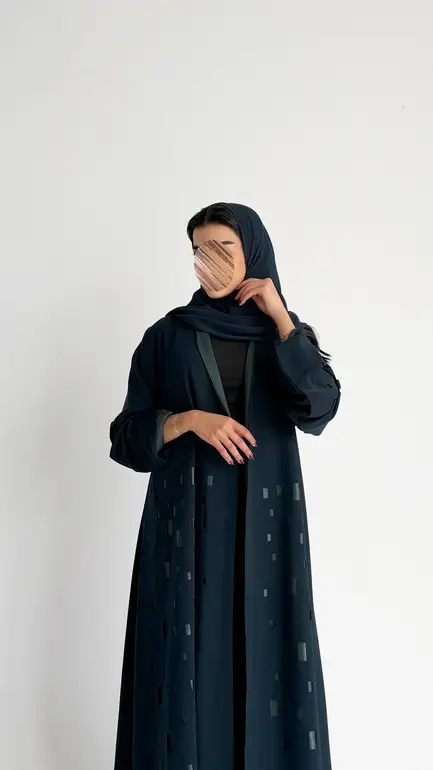 عباية نص كلوش بالليزر: أناقة عصرية بلمسة تقنية