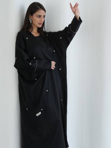 عبايه مطرزه من الحرير المغسول الاسود
