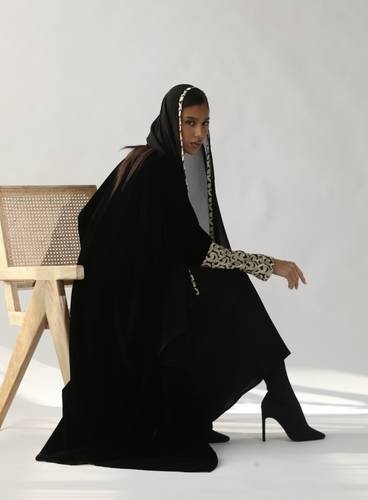 عبايه من المخمل الاسود مع اكمام دانتيل ذهبي
