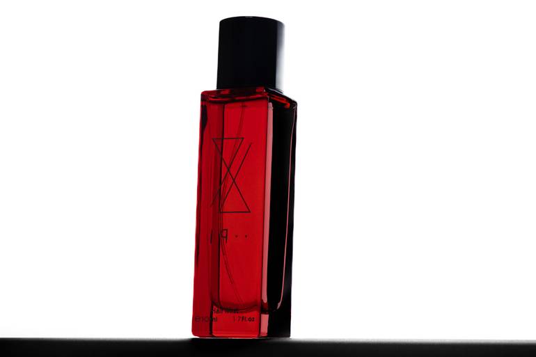 عطر أحمر للشعر