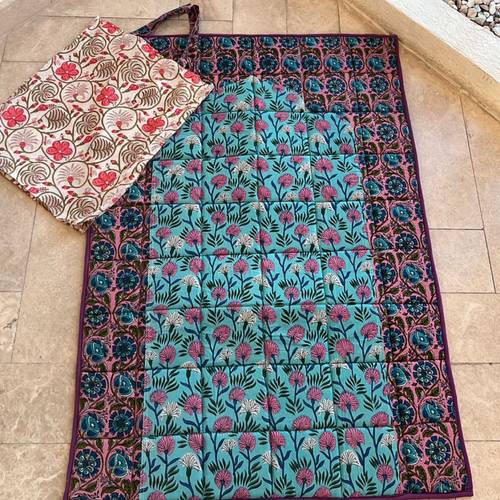 سجادة مع شنطة ملونة
