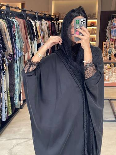 عباية اسود ضفيره مع دانتيل