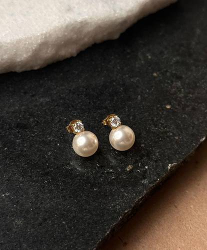 Golden pearl earrings