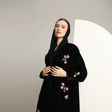 عبايه المخمل المطرزه 
