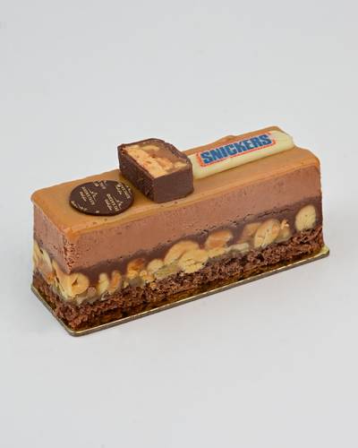 قطعة كيك سنيكرز