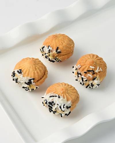 Vanilla Petit Four with Sprinkles - Black & White