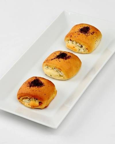 الخبز الطري باللبنة والزيتون