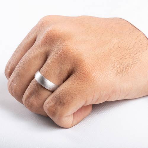 دبلة خطوبة رجالية من الفضة السويسرية المشغولة يدويا .